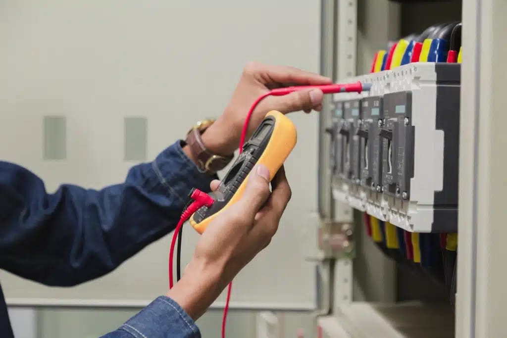 Wie moderne Messtechnik die Prüfung ortsfester elektrischer Anlagen erleichtert