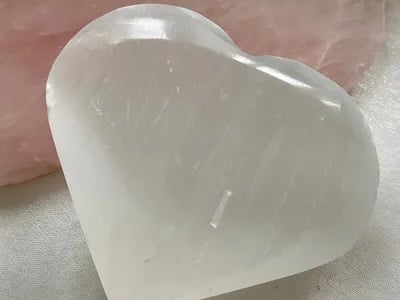 selenit kaufen und die transformierende Kraft des Lichtsteins erleben